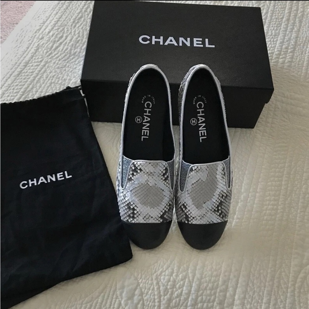 AUTHENTIC CHANEL White/Black Python CC Flats 38(7.5)